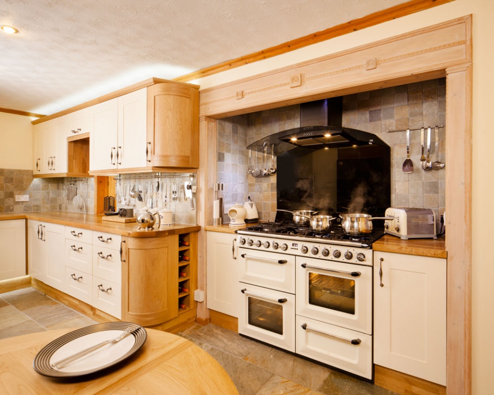 Кухня деревянная с радиусом №5